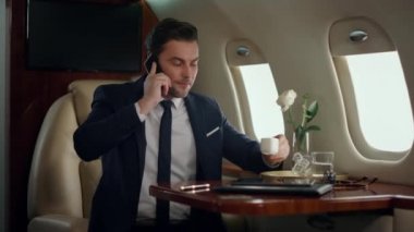 Lüks bir jetle telefon görüşmesini bitirmekle meşgul. İşletme müdürü kahve içip birinci sınıf uçak kullanıyor. Yakışıklı iş adamı cep telefonu konuşmasını bitiriyor. Başarılı bir finans analisti cep telefonundan konuşuyor