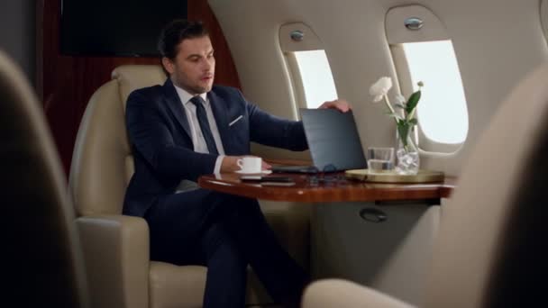 사업가가 노트북을 마무리하고 있습니다 남자가 비행기 창문을 기대고 하루를 여행에 — 비디오