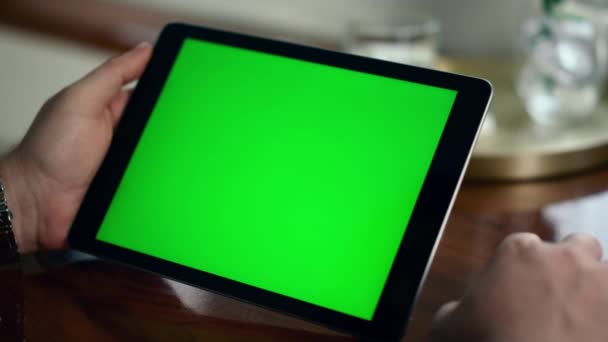 业内人士手中的Closeup彩色按键石碑 经理拿着模拟装置分析公司的信息 未经认可的经理学习在绿色屏幕上在线观看网络研讨会 商业技术概念 — 图库视频影像