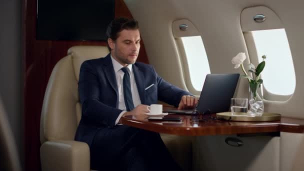 비행기에 프로페셔널 노트북이요 정열적 남자가 비즈니스 클래스 오두막에서 커피를 마시고 — 비디오