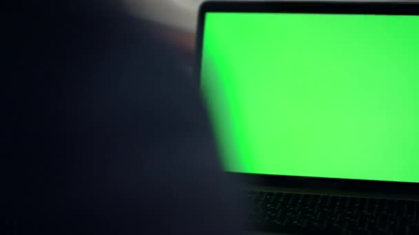 Closeup Chroma Ecran Laptop Cheie Cabina Avionului Bărbat Uită Webinar — Videoclip de stoc