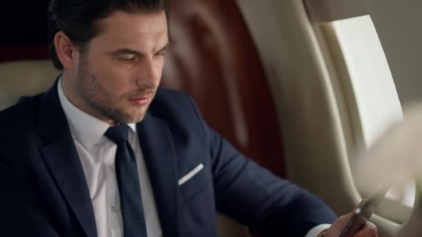 Líder Confiante Usando Tablet Viagem Avião Homem Perto Mãos Tela — Vídeo de Stock