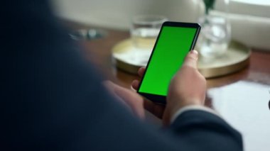 Yakın çekim elleri, krom ekranlı akıllı telefonu tutuyor. Model telefon kullanan adam internet üzerinden Webinar Check Company sunumunu izliyor. Tanınmayan finans müdürü iş uçağı gezisinde çalışıyor..