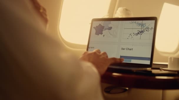 Менеджер Раздает Графики Крупным Планом Ноутбука Человек Помощью Тачпада Анализирует — стоковое видео