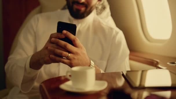 비행기에서 메시지를 보내는 사람을 흉내내는 스마트폰을 제트로 있습니다 사업가가 모슬렘 — 비디오