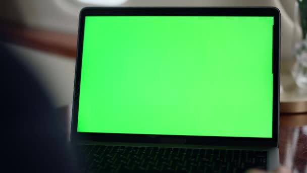Крупним Планом Рука Махає Зеленим Екраном Ноутбука Менеджер Відеозв Язку — стокове відео