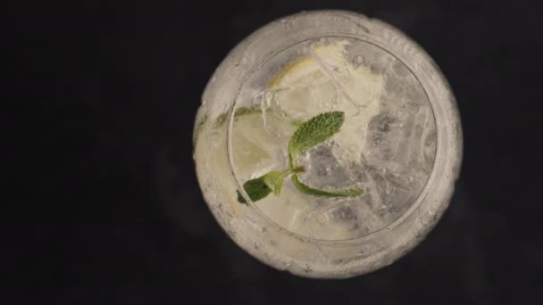 Sparkling Lemon Ice Mint Cocktail Closeup Fizzy Vitamin Water Ice — ストック動画