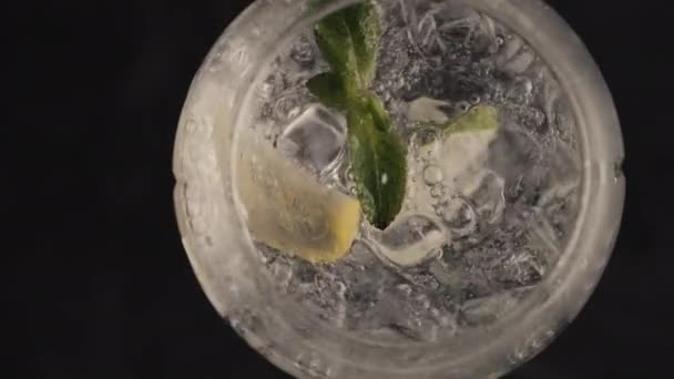 Bubblad Citronismintcocktail Som Snurrar Glas Närbild Isbitar Gnistrande Läsk Vatten — Stockvideo