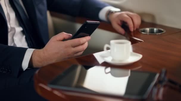 Мужские Руки Используют Мобильный Телефон Деловой Поездке Богатый Бизнесмен Крадет — стоковое видео