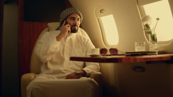 비행기에서 의상을 휴대폰으로 얘기하는 사업가 참을성 성공적 남자는 파트너와 사업에 — 비디오