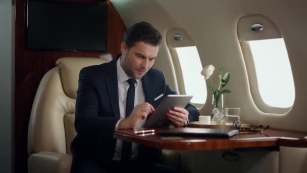 Pengusaha Yang Stres Mengerjakan Tablet Pesawat Terbang Catatan Layar Sentuh — Stok Video