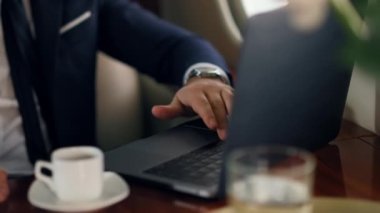 Adam internetten iş jetinden arıyor. Yakın plan iş adamı şirket gezisinde dizüstü bilgisayarda el sallıyor kahve içiyor. Sanal konferansta gevşemiş bilinmeyen yatırımcı sohbeti. Zengin yaşam tarzı konsepti