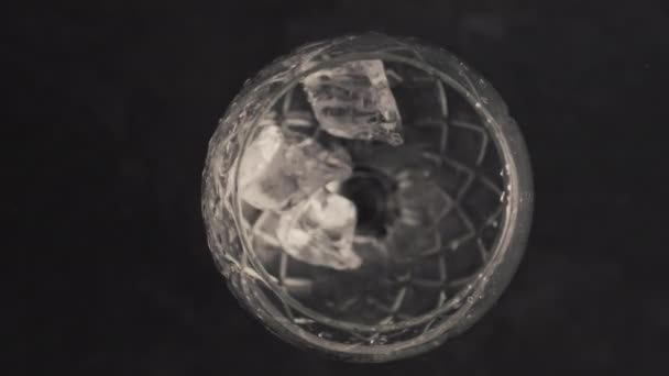 Eiswürfel Fallen Glasnähe Gefrorene Blöcke Werfen Superzeitlupe Auf Facettierte Transparente — Stockvideo