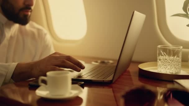 Pewny Siebie Lider Przeglądający Laptop Zbliżeniu Podróży Skupiony Arabski Biznesmen — Wideo stockowe