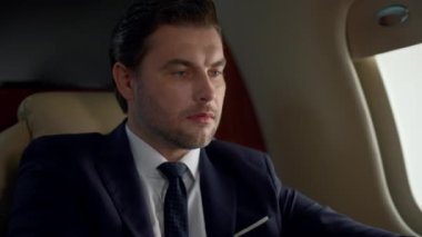 Stresli adam dizüstü bilgisayarı kapatma işini bitiriyor. Yorgun iş adamı şirket gezisinde sandalyeye yaslanıyor. Ciddi finans müdürü uçak vitrinine bakar ve anlaşma düşünür. İş hayatı konsepti