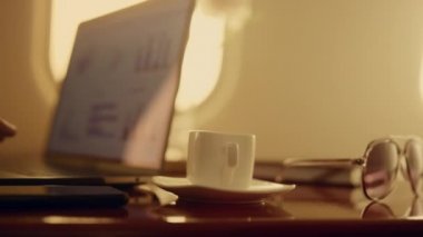 İş seyahatinde el bilgisayarı çizelgeleri hazırlıyor. Satış müdürü uçakta şirket raporlarını kontrol ediyor. Jet camındaki finansal grafikleri analiz etmek için dizüstü bilgisayar kullanan tanınmamış bir profesyonel.