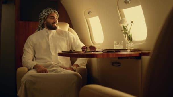 Homme Affaires Musulman Appréciant Voyage Avion Homme Réussi Vérifiant Montre — Video