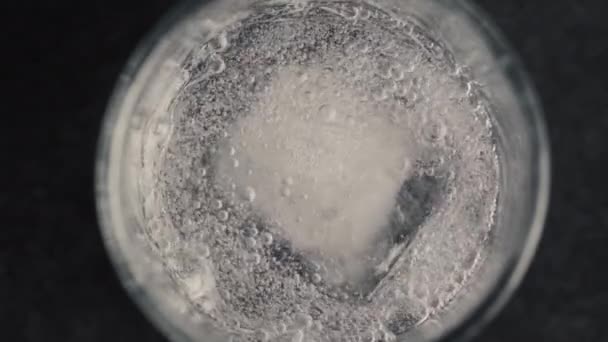 Closeup Verre Glaçon Avec Eau Pétillante Ralenti Liquide Avec Bulles — Video