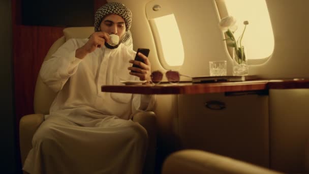 Homem Feliz Procurando Celular Jato Particular Sorrindo Descanso Árabe Beber — Vídeo de Stock