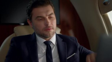 Ciddi bir iş adamı görüntülü konuşma yapıyor. Havalı bir adam uçak penceresinden kahve yudumluyor. Kendine güvenen stil sahibi sanal konferans partneri konuşuyor. Patron seyahat sınıfı..