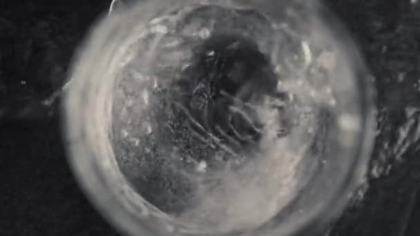 Kub Faller Stänkt Mineralvatten Glas Närbild Fizzy Läsk Kall Dryck — Stockvideo