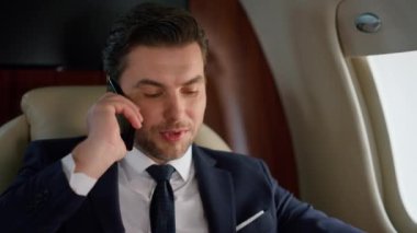 Portre başarılı iş adamından şirket uçak gezisinde ortağa. Özel jette cep telefonuyla konuşan mutlu şık bir adam. Güvenilir güler yüzlü finans müdürü vitrinde iş anlaşmasını tartışıyor.