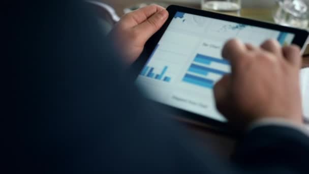 Finanças Profissional Usando Tablet Closeup Homem Mãos Touch Pad Tela — Vídeo de Stock