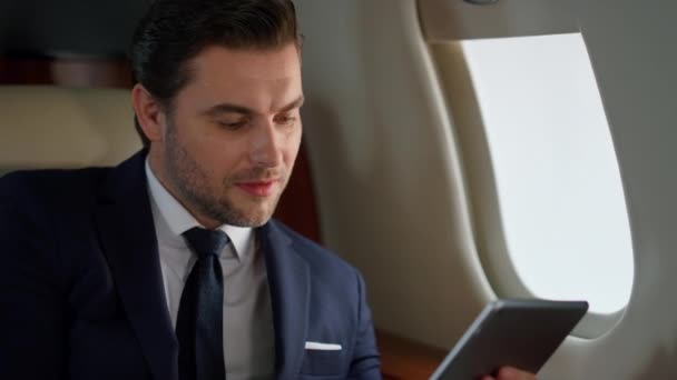 Skuteczny Menedżer Stukający Tabletkę Zbliżeniu Samolotu Skupiony Dyrektor Przy Użyciu — Wideo stockowe