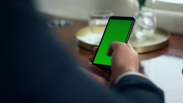 Hombre Desplazándose Mano Pantalla Teléfono Inteligente Verde Primer Plano Empresario — Vídeos de Stock