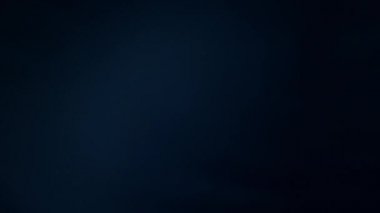 Kapanış modeli tablet bilgisayarı erkek elinde. İşadamı Webinar 'ı izlerken yeşil ekranı tutuyor. Tanınmayan bir avukat, borsa verilerini analiz ediyor. İş teknolojisi kavramı.