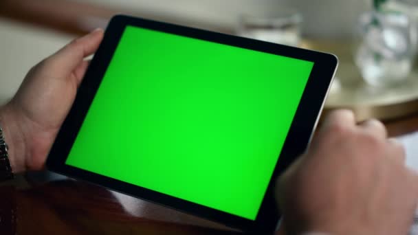 Nahaufnahme Hände Mit Grünem Bildschirmpad Reicher Mann Tastet Digitalen Tablet — Stockvideo