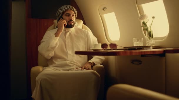 Professzionális Mobiltelefon Magángépen Üzletember Beszélget Muszlim Ruhás Cégről Sikeres Arab — Stock videók