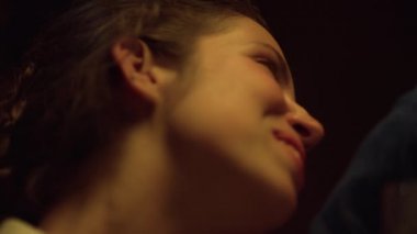 Gülümseyen neşeli kadın yüzü mutluluk duygularını ifade eder. Akşamları güzel bir kızın portresi gülüyor. Çekici bayan gece şakalarından hoşlanır. Muhteşem neşeli kadın kendini evde mutlu hissediyor. Güzellik konsepti