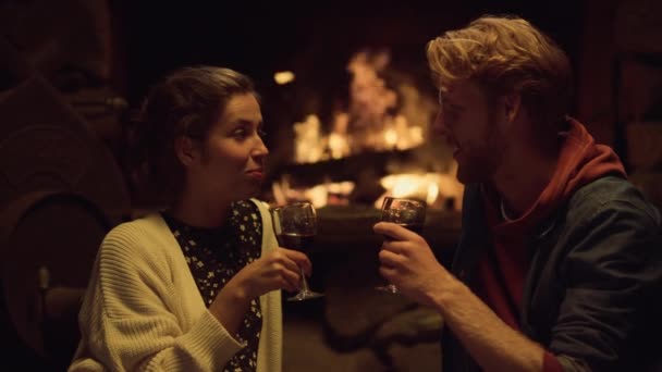 Отдыхающая Пара Пьет Вино Уютного Камина Счастливые Влюбленные Отдыхают Даче — стоковое видео