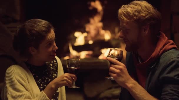 Çiftler Akşam Buluşmasını Şömineyle Kutluyor Kapalı Kapılar Ardında Rahat Aşıklar — Stok video