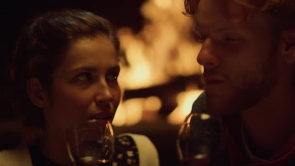 Couple Détendu Boire Vin Rouge Lors Une Soirée Sensuelle Portrait — Video