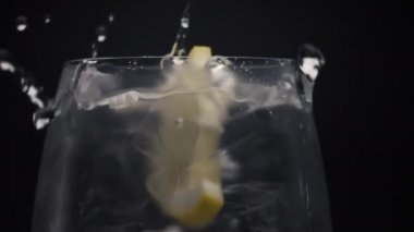 Citrus şelalesi suyu yere düştü. Buzlu soğuk su ve makroda limon dilimi. Şeffaf şarap kadehinde köpüklü içki hazırlıyorum. Kokteyl yapımı ve miksoloji konsepti