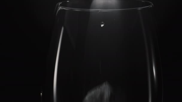 Eiswürfel Fällt Großaufnahme Ins Leere Eisblock Wurf Auf Transparentes Weinglas — Stockvideo