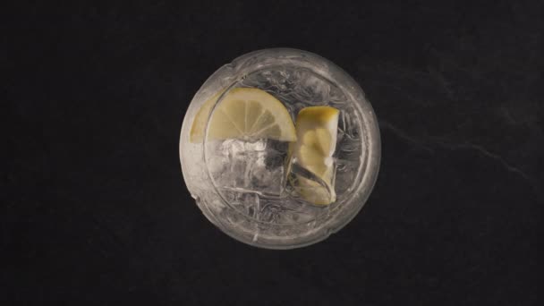 Eller Limonlu Buzlu Içeceğe Naneli Şeker Atar Siyah Mermer Yüzeyinde — Stok video