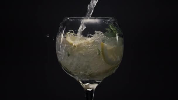 Bubbled Cytrynowy Koktajl Miętowy Zbliżenie Świeży Strumień Wody Wlać Zioła — Wideo stockowe