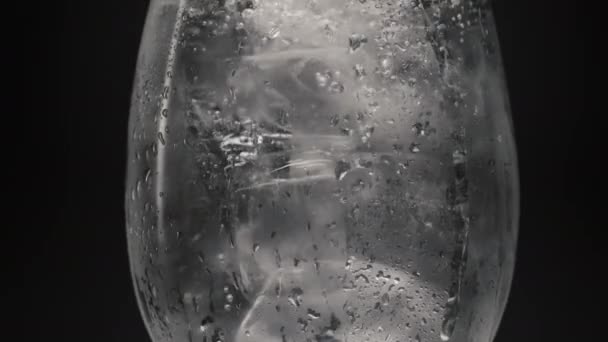 Isvatten Bubblar Inuti Glas Närbild Vattenstänk Sprider Sig Olika Riktningar — Stockvideo