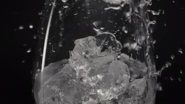 Spritzwasser Übergießt Eisgläser Zeitlupe Kristallgetränk Mit Eiswürfeln Sauberen Weinglas Tropfen — Stockvideo