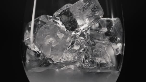 얼음으로 유리를 감싸고 있습니다 냉동실을 채우고 투명하게 바람에 실려갔다 음료와 — 비디오