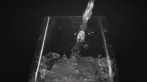 Ledová Voda Nalévá Víno Detailní Záběr Křišťálově Čirá Bublinková Tekutina — Stock video