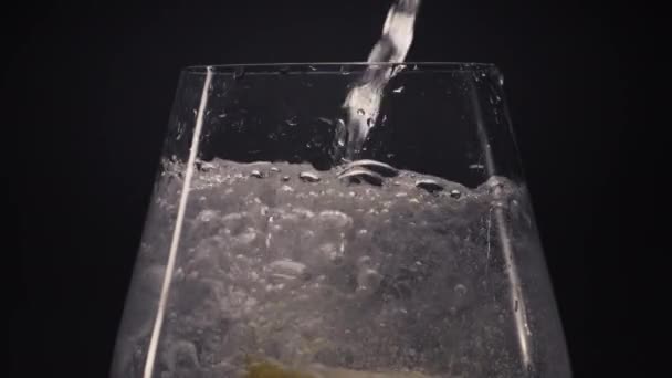 Woda Nalewająca Cytrynę Miętówki Pić Szklankę Zbliżenie Lodowy Napój Gazowany — Wideo stockowe
