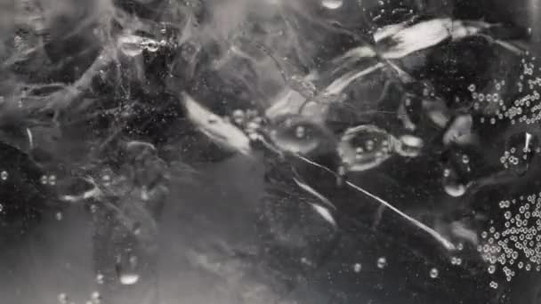 Zmrzlé Kostky Šumivá Voda Točit Detailní Zpomalení Vzduchové Kapky Pokrývají — Stock video