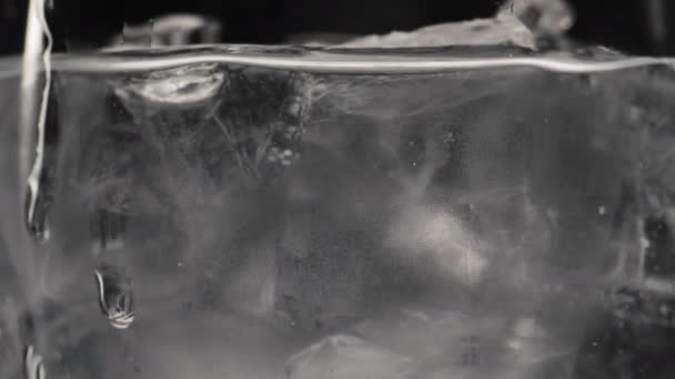 Cubos Congelados Água Espumante Closeup Câmera Lenta Gotas Fluem Para — Vídeo de Stock