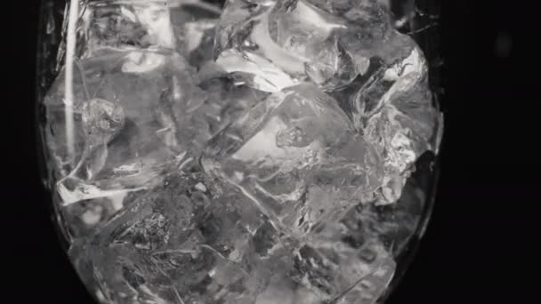 Kapalı Buz Küpleri Şarap Kadehi Fırlatır Donmuş Bloklar Şeffaf Camın — Stok video