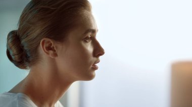 E-posta yazan güzel bir bayan. Evde online çalışan odaklı bir öğrenci. Uzak bir iş yerinde blog içeriği oluşturan ciddi bir serbest yazar. Güzel ev hanımı internette haber okuyor..