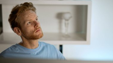 Yakın plan yaratıcı yazar uzak iş yerinde yeni fikirler arıyor. Düşünceli kızılderili adam masaüstü bilgisayarı kullanarak makale yazmaya odaklanmış. Serbest Çalışan, iş sorununu çözmeyi düşünüyor.